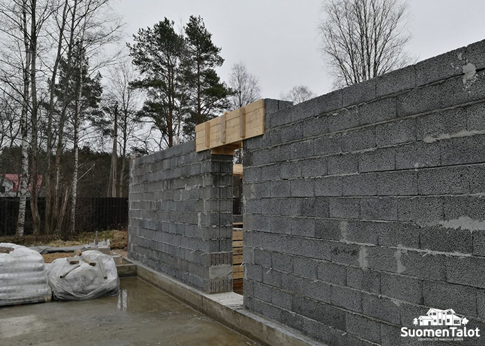 Кладка стен из керамзитобетонных блоков SuomenTalot